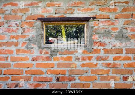 Vieux mur de briques grundy texture. Toile de fond Brickwall. Mur vintage avec fenêtre. Banque D'Images