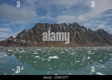 Montagnes, glaciers et paysage côtier près d'un village appelé 'NY-Ålesund' situé à 79 degrés au nord sur Spitsbergen. Banque D'Images