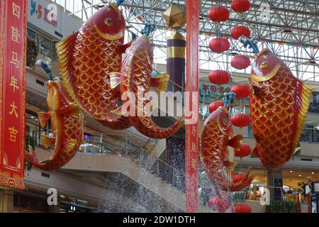 Centre commercial à Anshan. Les énormes poissons d'or sont la décoration du centre commercial. Anshan, province de Liaoning, Chine, Asie. Banque D'Images