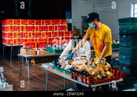 Camberwell, Londres, Royaume-Uni. 22 décembre 2020. Les bénévoles aident à emballer plus de 200 colis de nourriture et des paniers de Noël pour ceux qui en ont besoin. Central Southwark Community Hub s'efforce de nourrir ceux dont les revenus ont été affectés soit par des réductions d'avantages sociaux gouvernementales, soit par le virus Corona. Crédit : Tom Leighton/Alamy Live News Banque D'Images