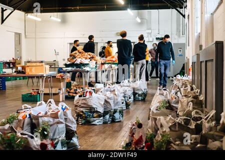 Camberwell, Londres, Royaume-Uni. 22 décembre 2020. Les bénévoles aident à emballer plus de 200 colis de nourriture et des paniers de Noël pour ceux qui en ont besoin. Central Southwark Community Hub s'efforce de nourrir ceux dont les revenus ont été affectés soit par des réductions d'avantages sociaux gouvernementales, soit par le virus Corona. Crédit : Tom Leighton/Alamy Live News Banque D'Images