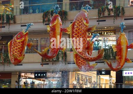 Centre commercial à Anshan. Les énormes poissons d'or sont la décoration du centre commercial. Anshan, province de Liaoning, Chine, Asie. Banque D'Images