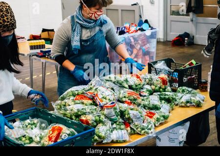 Camberwell, Londres, Royaume-Uni. 22 décembre 2020. Les bénévoles aident à emballer plus de 200 colis de nourriture et des paniers de Noël pour ceux qui en ont besoin. Central Southwark Community Hub s'efforce de nourrir ceux dont les revenus ont été affectés soit par des réductions d'avantages sociaux gouvernementales, soit par le virus Corona. Crédit : Tom Leighton/Alamy Live News Banque D'Images