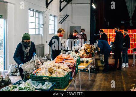 Camberwell, Londres, Royaume-Uni. 22 décembre 2020. Les bénévoles aident à emballer plus de 200 colis de nourriture et des paniers de Noël pour ceux qui en ont besoin. Central Southwark Community Hub s'efforce de nourrir ceux dont les revenus ont été affectés soit par des réductions d'avantages sociaux gouvernementales, soit par le virus Corona. Crédit : Tom Leighton/Alamy Live News Banque D'Images