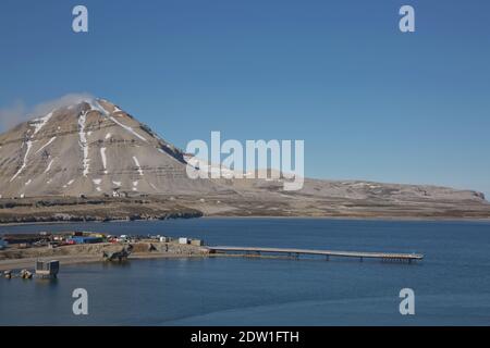 La petite ville De Ny Alesund à Svalbard, un archipel norvégien entre la Norvège et le pôle Nord. C'est le règlement civil le plus au nord dans Banque D'Images