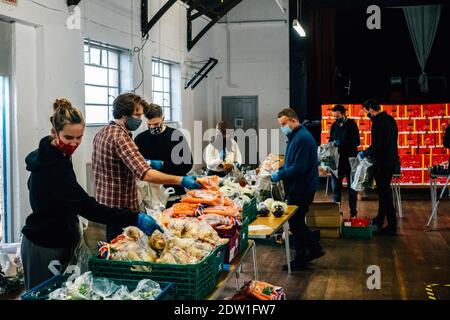 Camberwell, Londres, Royaume-Uni. 22 décembre 2020. Les bénévoles aident à emballer plus de 200 colis de nourriture et des paniers de Noël pour ceux qui en ont besoin. Central Southwark Community Hub s'efforce de nourrir ceux dont les revenus ont été affectés soit par des réductions d'avantages sociaux gouvernementales, soit par le virus Corona. Crédit : Tom Leighton/Alamy Live News Banque D'Images