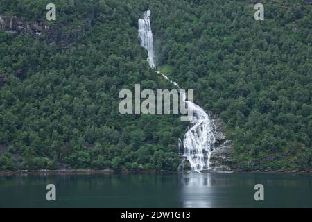 La cascade de sept sœurs au-dessus de Geirangerfjord, située près du village de Geiranger, en Norvège. Banque D'Images