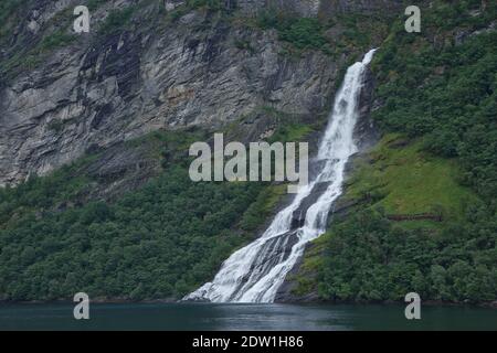 La cascade de sept sœurs au-dessus de Geirangerfjord, située près du village de Geiranger, en Norvège. Banque D'Images