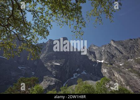 Célèbre site touristique le mur de Trollveggen - une section du massif de Trolltinden, situé sur la côte ouest de la Norvège dans la vallée de Romsdalen, R Banque D'Images