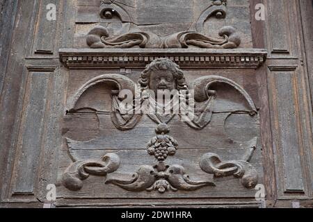 Détail d'une ancienne porte d'église en bois dans la ville de Blois, France Banque D'Images