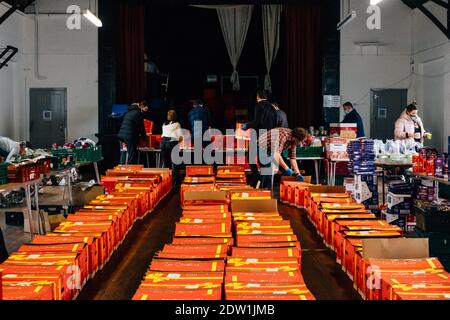 Camberwell, Londres, Royaume-Uni. 22 décembre 2020. Les bénévoles aident à emballer plus de 200 colis de nourriture et des paniers de Noël pour ceux qui en ont besoin. Central Southwark Community Hub s'efforce de nourrir ceux dont les revenus ont été affectés soit par des réductions d'avantages sociaux gouvernementales, soit par le virus Corona. Crédit : Tom Leighton/Alamy Live News Banque D'Images