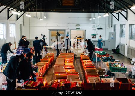 Camberwell, Londres, Royaume-Uni. 22 décembre 2020. Les bénévoles aident à emballer plus de 200 colis de nourriture et des paniers de Noël pour ceux qui en ont besoin. Central Southwark Community Hub s'efforce de nourrir ceux dont les revenus ont été affectés soit par des réductions d'avantages sociaux gouvernementales, soit par le virus Corona. Crédit : Tom Leighton/Alamy Live News Banque D'Images