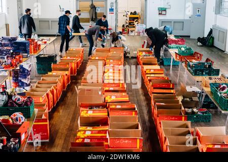 Camberwell, Londres, Royaume-Uni. 22 décembre 2020. Les bénévoles aident à emballer plus de 200 colis de nourriture et des paniers de Noël pour ceux qui en ont besoin. Central Southwark Community Hub s'efforce de nourrir ceux dont les revenus ont été affectés soit par des réductions d'avantages sociaux gouvernementales, soit par le virus Corona. Crédit : Tom Leighton/Alamy Live News Banque D'Images