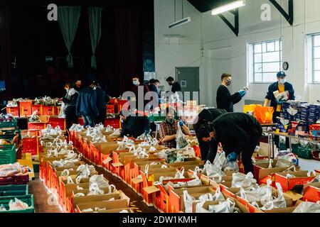 Camberwell, Londres, Royaume-Uni. 22 décembre 2020. Les bénévoles aident à emballer plus de 200 colis de nourriture et des paniers de Noël pour ceux qui en ont besoin. Central Southwark Community Hub s'efforce de nourrir ceux dont les revenus ont été affectés soit par des réductions d'avantages sociaux gouvernementales, soit par le virus Corona. Crédit : Tom Leighton/Alamy Live News Banque D'Images