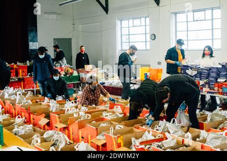 Camberwell, Londres, Royaume-Uni. 22 décembre 2020. Les bénévoles aident à emballer plus de 200 colis de nourriture et des paniers de Noël pour ceux qui en ont besoin. Central Southwark Community Hub s'efforce de nourrir ceux dont les revenus ont été affectés soit par des réductions d'avantages sociaux gouvernementales, soit par le virus Corona. Crédit : Tom Leighton/Alamy Live News Banque D'Images