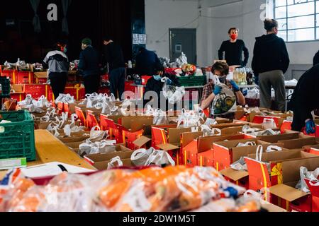 Camberwell, Londres, Royaume-Uni. 22 décembre 2020. Les bénévoles aident à emballer plus de 200 colis de nourriture et des paniers de Noël pour ceux qui en ont besoin. Central Southwark Community Hub s'efforce de nourrir ceux dont les revenus ont été affectés soit par des réductions d'avantages sociaux gouvernementales, soit par le virus Corona. Crédit : Tom Leighton/Alamy Live News Banque D'Images