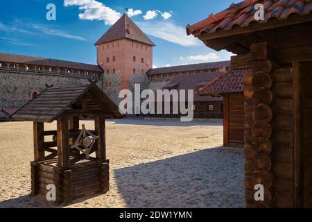 Ancien puits en bois et site touristique - Château de Lida, région de Grodno, Biélorussie. Banque D'Images