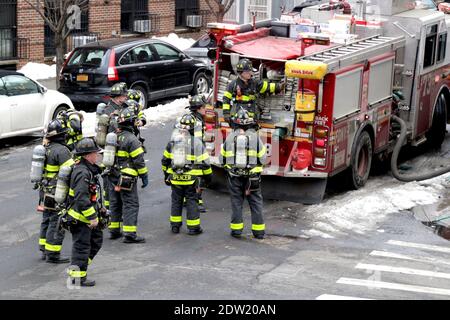 Appel des pompiers sur l'immeuble d'appartements, New York, NY, États-Unis Banque D'Images