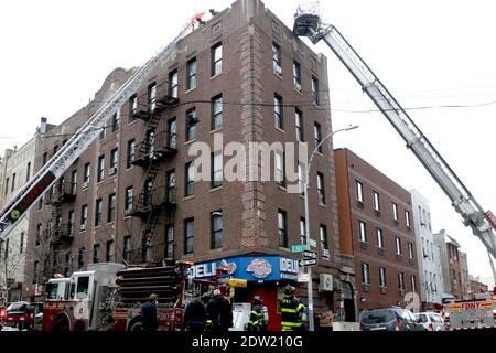 Appel des pompiers sur l'immeuble d'appartements, New York, NY, États-Unis Banque D'Images