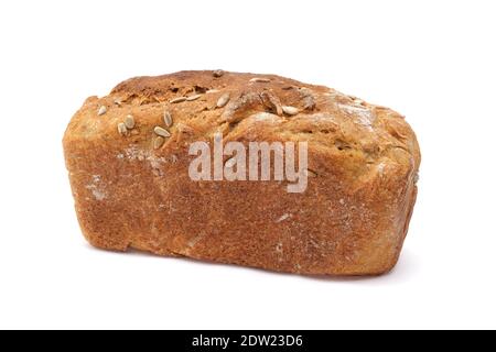 Pain fait maison, pain au levain traditionnel fraîchement cuit avec des graines sur blanc. Banque D'Images