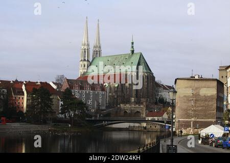 Die Pfarrkirche St. Peter und Paul in Görlitz, kurz Peterskirche genannt, thoup über dem Neißetal und beherrscht durch ihr kupfergedecktes Hochdach Banque D'Images