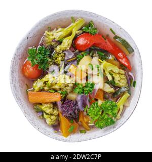 Légumes cuits dans la vue du dessus de l'assiette, isolés sur du blanc Banque D'Images