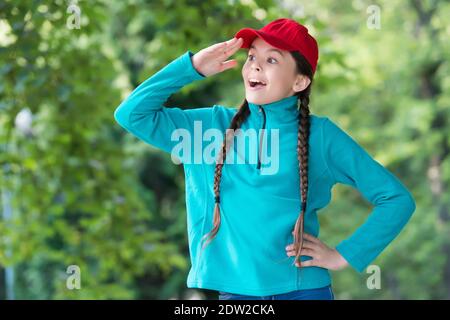 La curiosité est le moteur de la découverte. Petite fille regard avant paysage naturel. Vacances d'été. Bonne enfance. Style décontracté. Développer la curiosité dans le cerveau des enfants. L'avenir appartient à curieux. Banque D'Images