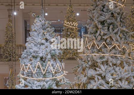 Paris, France - 12 21 2020: Le magasin bon marché et les détails de l'arbre de Noël Banque D'Images