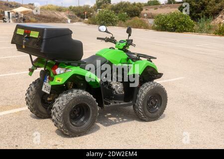 Santorini, Grèce - 18 septembre 2020 : Quad bike garée dans la rue à Santorini. Quad est un moyen de transport très populaire en Grèce Banque D'Images