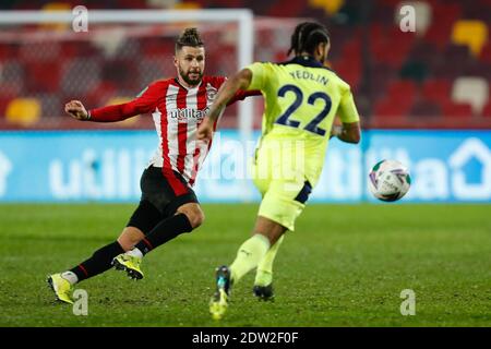 Brentford, Royaume-Uni. 22 décembre 2020. Emiliano Marcondes de Brentford et DeAndre Yedlin de Newcastle United lors du match final de la Carabao Cup Quarter entre Brentford et Newcastle United au stade communautaire de Brentford, Brentford photo de Mark D Fuller/Focus Images/Sipa USA 22/12/2020 crédit: SIPA USA/Alay Live News Banque D'Images