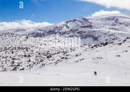 Deux touristes en randonnée dans la montagne d'hiver Rila, Bulgarie. Banque D'Images