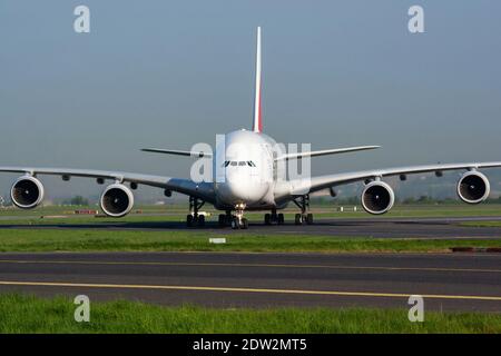 Paris / France - 24 avril 2015 : arrivée et atterrissage d'un avion passager Airbus A380 A6-EDX d'Emirates Airlines à l'aéroport Paris Charles de Gaulle Banque D'Images