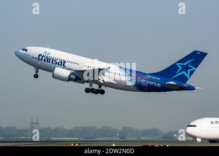 Paris / France - 24 avril 2015 : départ de l'avion de transport de passagers Air Transat Airbus A-GFAT et décollage à l'aéroport Paris Charles de Gaulle Banque D'Images