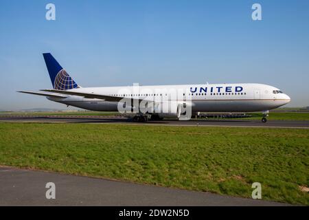 Paris / France - 24 avril 2015 : arrivée et atterrissage d'un avion passager Boeing 767-300 N656UA de United Airlines à l'aéroport Paris Charles de Gaulle Banque D'Images