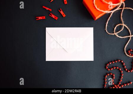 Enveloppe en papier blanc avec boîte cadeau sur fond noir. Concept de la saint-valentin. Photo de haute qualité Banque D'Images
