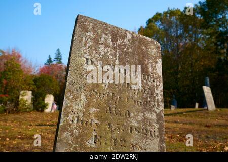 Une ancienne tombe en pierre plate, recouverte de mousse et de lichen. Au Bay View Cemeteryl à Surry, Maine. Banque D'Images