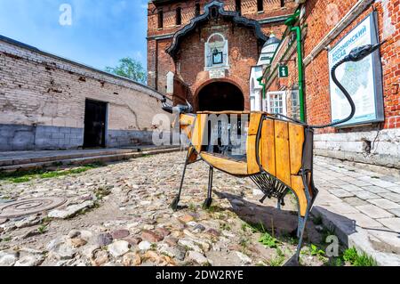 Kolomna, Russie - 7 juillet 2020 : installation artistique sous forme de vache en bois à côté de la porte Pyatnitski du Kremlin de Kolomna Banque D'Images