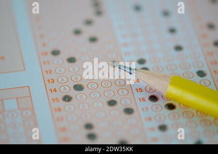 Gros plan du formulaire d'examen à choix multiple ou du papier de marque optique et du crayon jaune, mise au point sélective, Banque D'Images