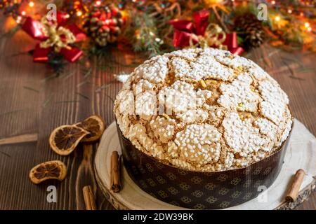 Décoration de Noël traditionnelle sur la table de la maison. Dessert typique de navidad espagnol et italien. Banque D'Images