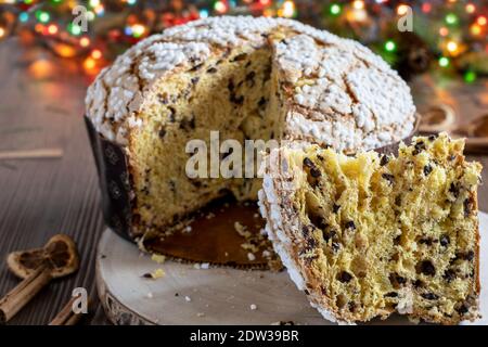 Panettone de Noël traditionnel avec chocolat et fruits secs sur la table en bois. Dessert espagnol typique pour Navidad. Banque D'Images