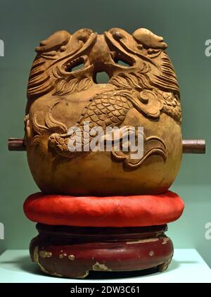 Cloche avec gâche en bois ( bois Hanoi, Nord Vietnam, début XXe siècle vietnamien ( deux dragons debout sur la cloche tiennent une perle. Le motif chinois se réfère à la sagesse et à la foudre ) Banque D'Images