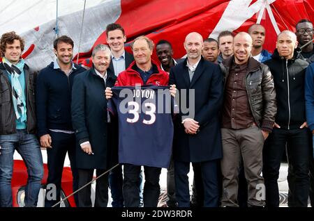 Le skipper français Francis Joyon à bord de l'IDEC multicoque est accueilli par l'ancien gardien de but Fabien Barthez et l'équipe de football des Girondins de Bordeaux lorsqu'il arrive au port de Bordeaux, dans l'ouest de la France, le 4 avril 2014 dans l'ouest de la France. Joyon, déjà l'homme le plus rapide à traverser l'océan Atlantique d'une seule main sur un multicoque en 5 jours, 2 heures, 56 minutes et 10 secondes, se prépare pour une autre course solo, Bordeaux-Rio, France Bresil, la route de l'Amitie, avant la coupe du monde du Brésil. Photo de Patrick Bernard/ABACAPRESS.COM Banque D'Images