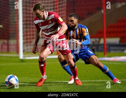 James Coppinger de Doncaster Rovers (à gauche) et Scott Golbourne de Shrewsbury Town se battent pour le ballon lors du match de la Sky Bet League One au Keepmoat Stadium, Doncaster. Banque D'Images