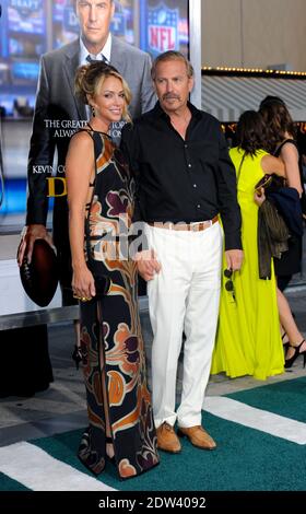 Christine Baumgartner et Kevin Costner assistent à la première à Los Angeles du « jour du raft » de Summit Entertainment au Regency Bruin Theatre de Los Angeles, CA, Etats-Unis, le 7 avril 2014. Photo de Baxter/ABACAPRESS.COM Banque D'Images