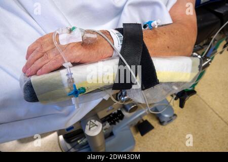 dans la main d'un patient opéré se trouve une canule veineuse pour perfusion Banque D'Images
