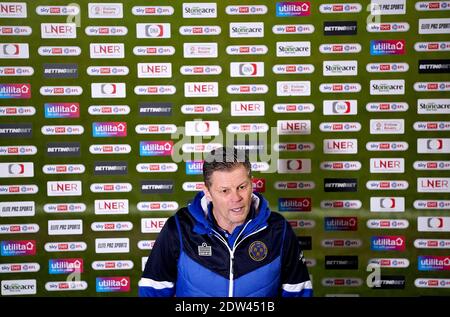 Steve Cotterill, directeur de la ville de Shrewsbury, est interviewé à la fin du match de la Sky Bet League One au Keepmoat Stadium, Doncaster. Banque D'Images