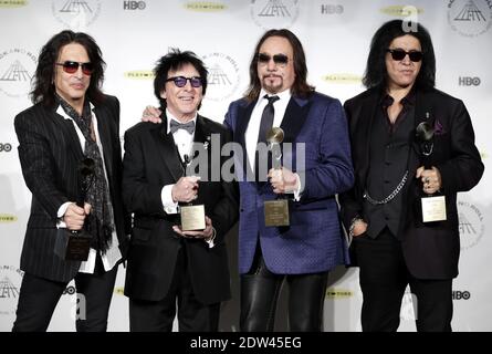 Les personnes intronisées Paul Stanley, Peter Crans, Ace Frehley et Gene Simmons of KISS assistent à la 29e cérémonie annuelle d'initiation au Temple de la renommée du rock and Roll au Barclay Center de Brooklyn, NY, États-Unis, le 10 avril 2014. Photo de Ed Bracken/ABACAPRESS.COM Banque D'Images