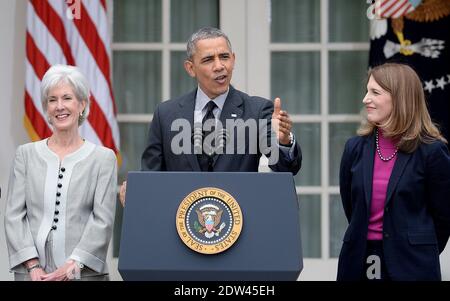 LE président AMÉRICAIN Barack Obama nomme Sylvia Mathews Burwell (R) à la place de Kathleen Sebelius (L) qui a démissionné à Health and Human Services à la Maison Blanche à Washington, DC, USA le 11 avril 2014. Burwell est le directeur actuel du Bureau de la gestion et du budget. Photo par Olivier Douliery/ABACAPRESS.COM Banque D'Images