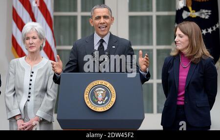 LE président AMÉRICAIN Barack Obama nomme Sylvia Mathews Burwell (R) à la place de Kathleen Sebelius (L) qui a démissionné à Health and Human Services à la Maison Blanche à Washington, DC, USA le 11 avril 2014. Burwell est le directeur actuel du Bureau de la gestion et du budget. Photo par Olivier Douliery/ABACAPRESS.COM Banque D'Images