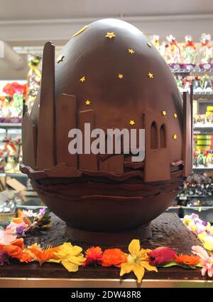 100 livres d'œufs de chocolat par le chocolatier français Jacques Torres dans son magasin à Dumbo, Brooklyn, New York City, NY, USA, le 14 avril 2014. Torres a passé 10 jours à fabriquer l'œuf pour assister à un record du monde en mettant aux enchères l'œuf de chocolat le plus cher au monde. Torres espère que son œuf sera en tête du classement à 11,000 dollars lors de la chasse aux œufs Faberge de Londres en 2012. Photo de Charles Guerin/ABACAPRESS.COM Banque D'Images